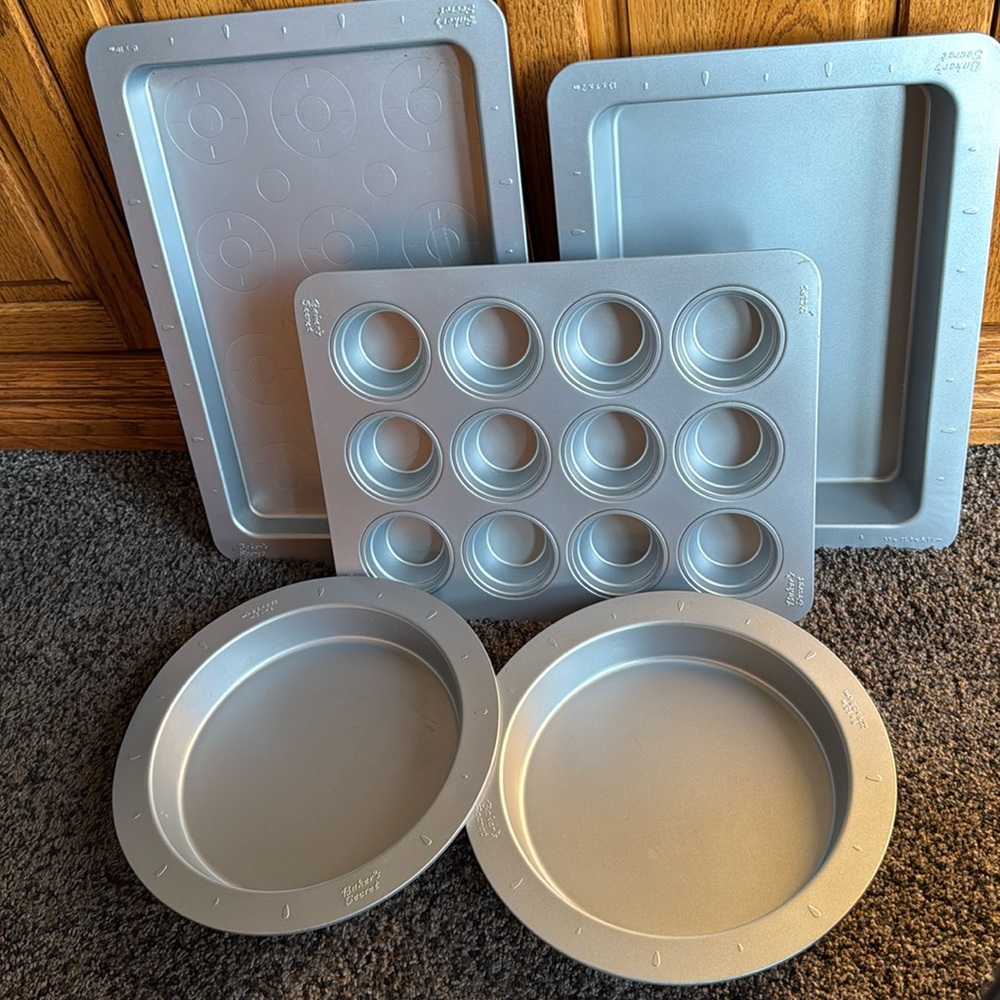 Bakers Secret bundle of bakeware. Hardly used, some wear, but good condition.